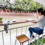 Lively And Cozy Canal House ,Entire House